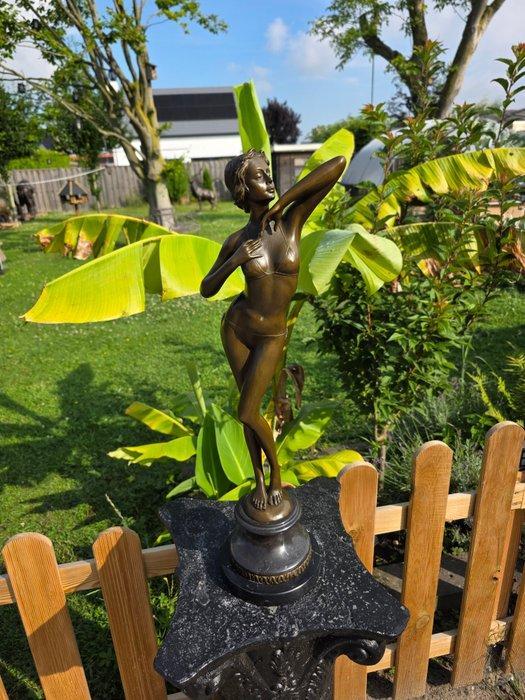 Statue, XL Bronze: Lady in Bikini - 58 cm - Bronze, Marbre, Antiek en Kunst, Kunst | Designobjecten
