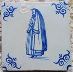 Tegel - Antieke Delftsblauwe tegel met fraai geklede dame. -