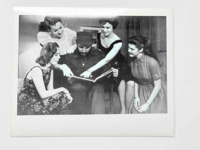 Alberto Korda (1928–2001) - Modelos rodeando a Fidel Castro, Antiek en Kunst, Kunst | Designobjecten