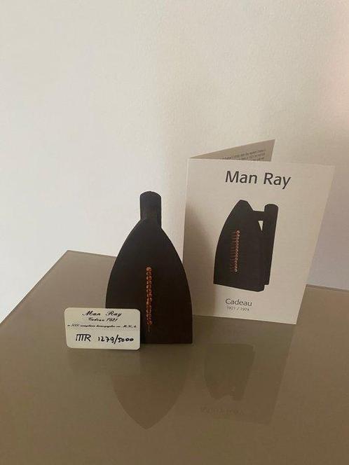 Man Ray (1890-1976) - sculptuur, Cadeau - 15 cm - IJzer -, Antiek en Kunst, Antiek | Overige Antiek