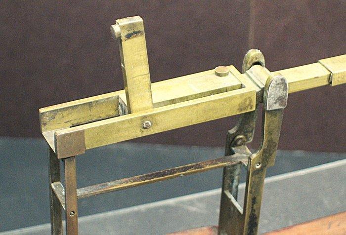 Balans of weegschaal - hout en metaal - gouden munten weger, Antiek en Kunst, Antiek | Overige Antiek