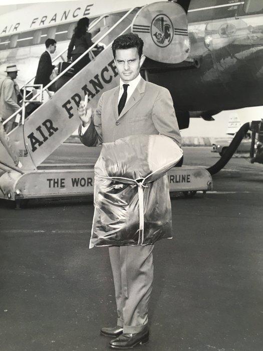 Rothschild Photo (Los Angeles) - (2x) Louis Jourdan French, Collections, Cinéma & Télévision