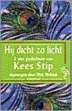 HIJ DICHT ZO LICHT (OOIEVAAR) 9789057130762 Kees Stip, Boeken, Gedichten en Poëzie, Verzenden, Gelezen, Kees Stip