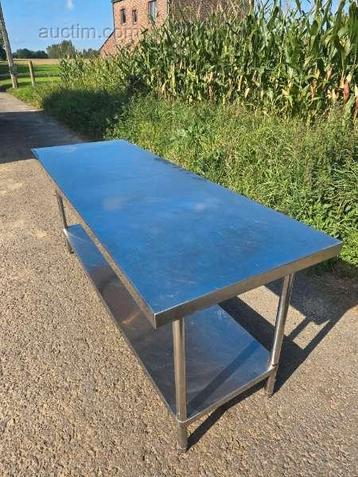 Roestvrijstalen tafel beschikbaar voor biedingen