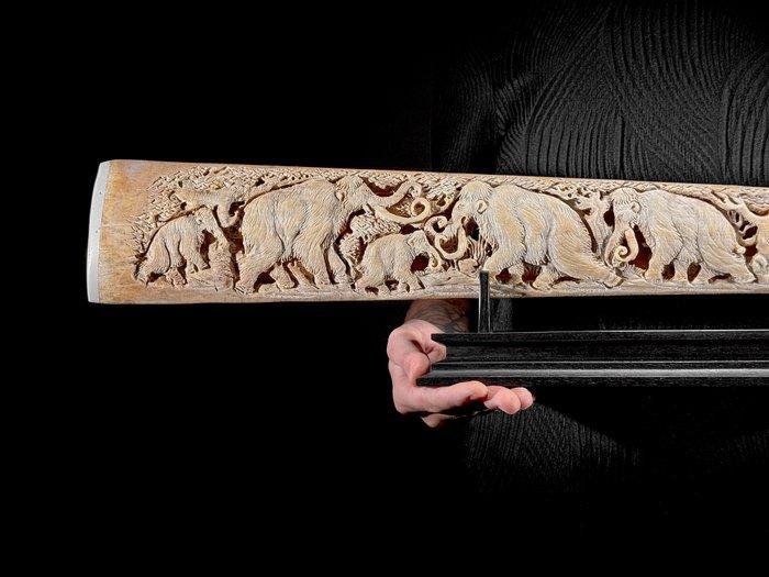 Geen reserveprijs - Groot zwaardvisrostrum op een aangepaste, Antiek en Kunst, Kunst | Designobjecten