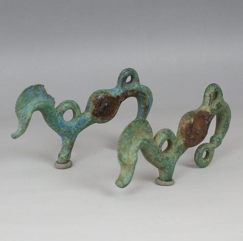 Villanovan Bronze Mors de cheval avec des chevaux stylisés, Verzamelen, Mineralen en Fossielen