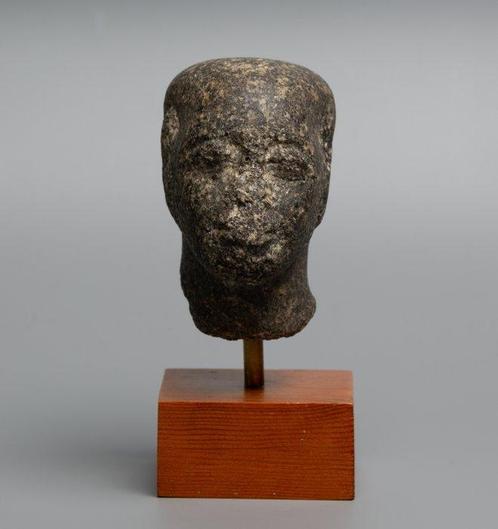 Égypte ancienne Pierre verte Tête dun prêtre. Fin de la, Verzamelen, Mineralen en Fossielen