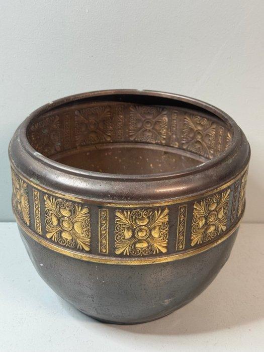 Bloempot - Gedecoreerde Messing Bloempot jugendstil - Koper,, Antiek en Kunst, Kunst | Designobjecten