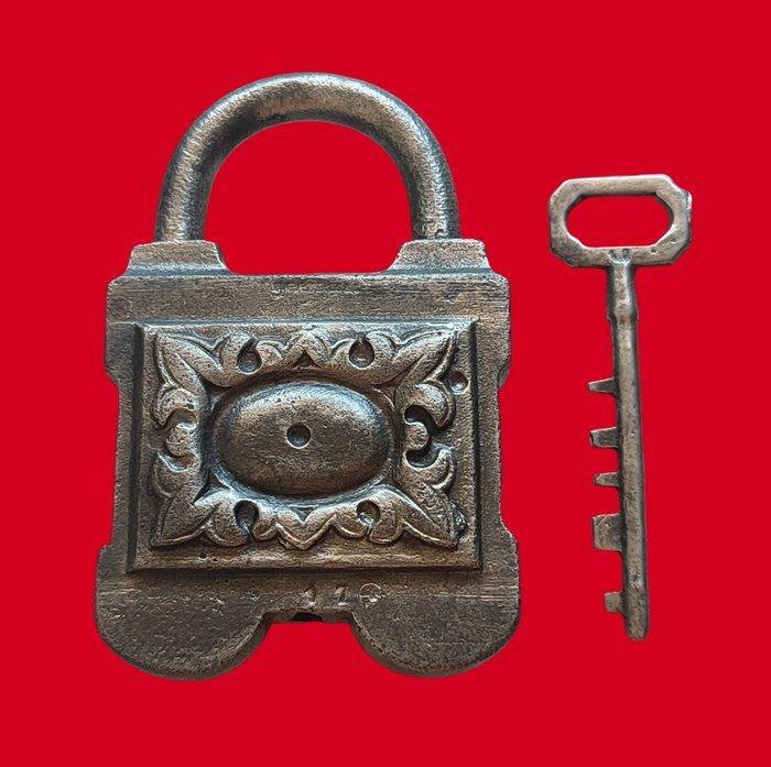 Cadenas ancien en fer forgé avec sa clé dorigine - Hangslot, Antiek en Kunst, Antiek | Overige Antiek