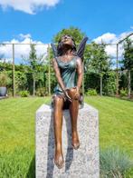 sculptuur, A seated garden fairy - 55 cm - Brons