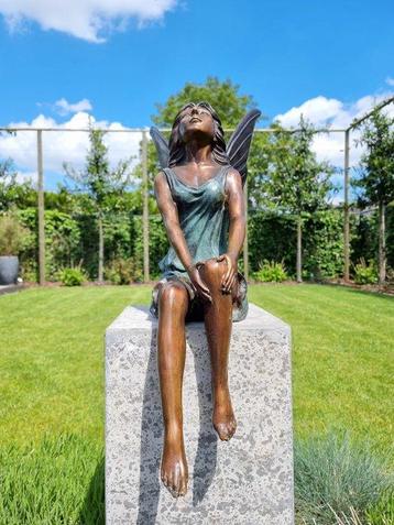 sculptuur, A seated garden fairy - 55 cm - Brons