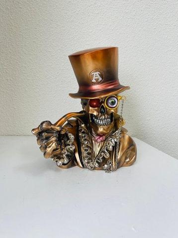 Beeldje - signed S.BURU-SMOKING SKULL-VERRY BIG-GOLD - beschikbaar voor biedingen