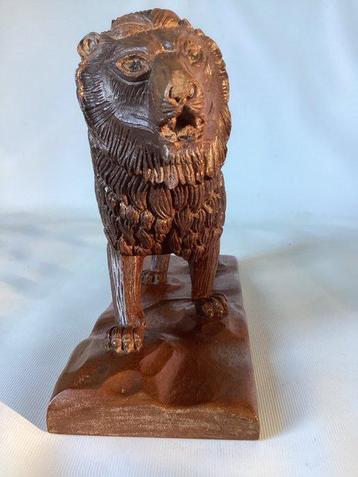 K S gesigneerd - K S - Beeld, Lopende leeuw - 19 cm - Hout