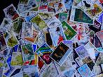 Wereld - doos met vele duizenden postzegels, voornamelijk