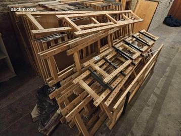 gedemonteerd houten opbergrek beschikbaar voor biedingen