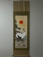 Prachtige opkomende zon, kraanvogel en dennenboom