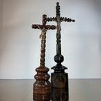 Crucifix (2) - 2 bijzondere antieke kruisbeelden in mooi, Antiek en Kunst