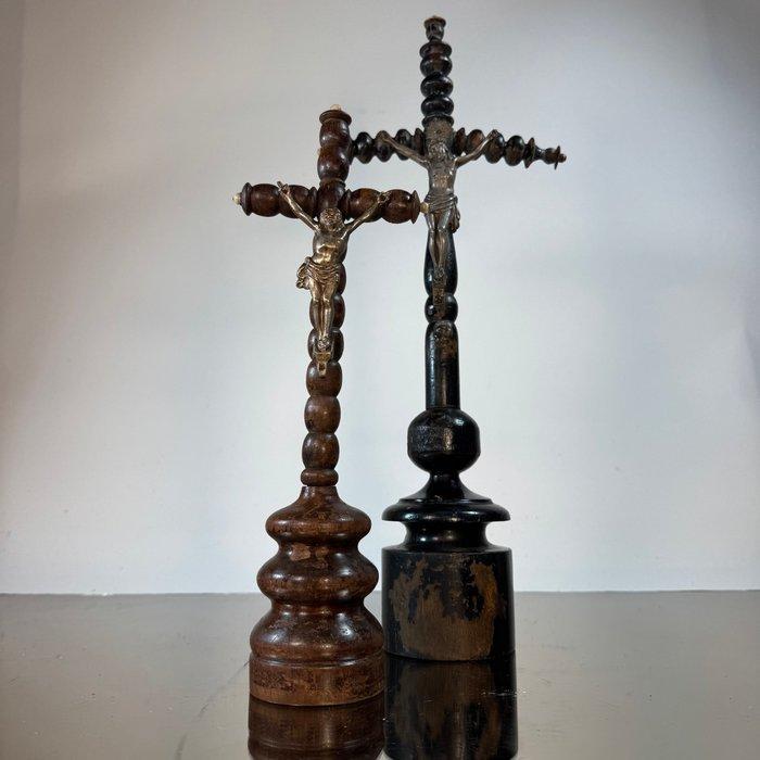 Crucifix (2) - 2 bijzondere antieke kruisbeelden in mooi, Antiek en Kunst, Antiek | Boeken en Manuscripten