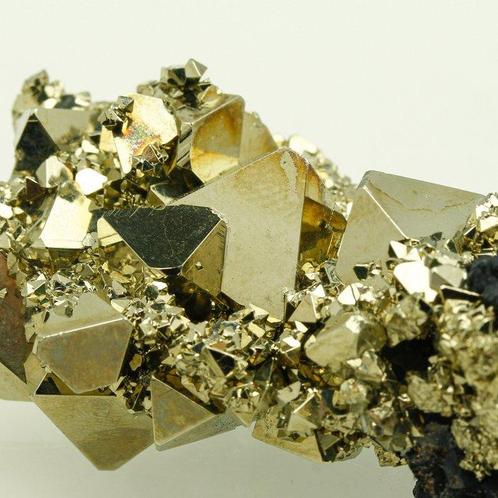 ONGEwoon! Spiegelachtige Pyriet octaëder Kristalen - Hoogte:, Verzamelen, Mineralen en Fossielen