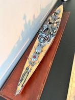 HMS Hood met vitrine en bijbehorend boek. 1:200 - Modelschip, Nieuw