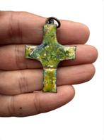 LÉclipse du Sacré : Croix pectorale en bronze et émaux