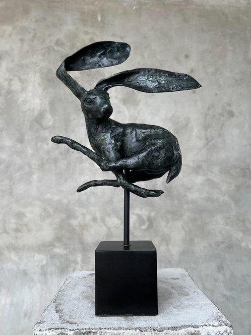 Sculpture, NO RESERVE PRICE - Speckled bronze Rabbit on, Antiek en Kunst, Kunst | Designobjecten