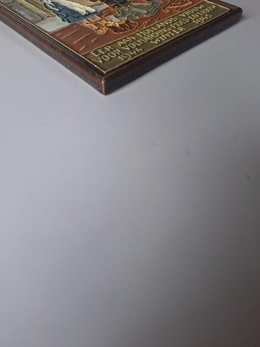 Tegel - Cloisonne (oorlogs) tegel Eer aan Hollands vrouw -, Antiek en Kunst, Antiek | Glaswerk en Kristal