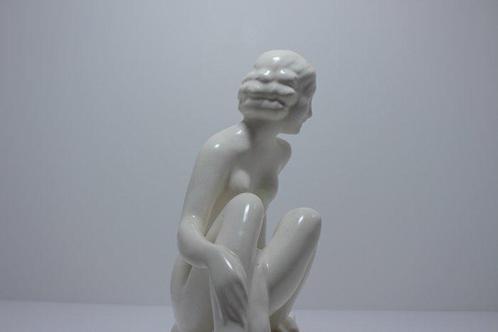 Statue, Vrouw met windhond - 30 cm - Faïence, Antiek en Kunst, Kunst | Designobjecten