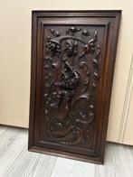 Sculpture en colonne, Handgesneden houten reliëfpaneel in