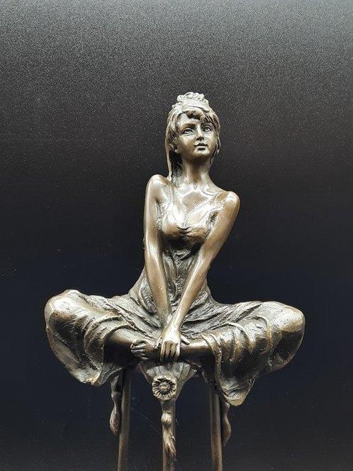 Beeld, Bronze, Lady on Barstool 28cm - 28 cm - Brons, Antiek en Kunst, Curiosa en Brocante