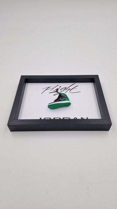 Cadre- Mini Sneakers AJ1 Air Jordan 1 Pine Green Black, Antiek en Kunst, Kunst | Designobjecten
