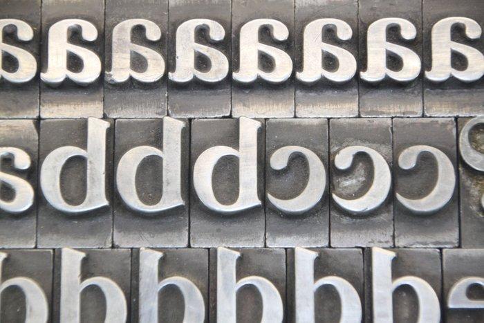 Blocs dimpression - een letterbak met een volledig alfabet, Antiek en Kunst, Antiek | Wandborden en Tegels