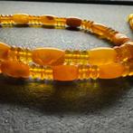 Oude met de hand gesneden natuurlijke Baltische amber