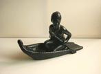 Figure - African man in canoe - Céramique