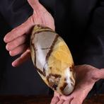 Shiva Lingam in Septaria: Aragoniet en Calciet - Hoogte: 200