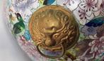 Een grote Chinese cloisonné jardinière met handgrepen. -, Antiek en Kunst
