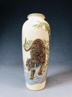 Vaas - Aardewerk, Het toont een tijger en een bamboebos met