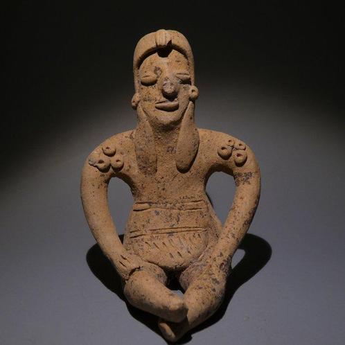 Colima, Westkust Mexico Terracotta Zittend figuur. 10 cm H., Verzamelen, Mineralen en Fossielen
