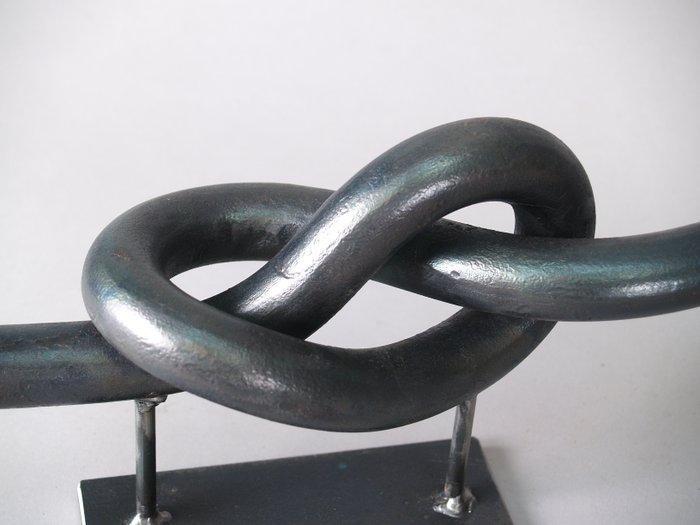 Carmen Lop - Big Knot con barra de redondo de acero de, Antiek en Kunst, Kunst | Designobjecten