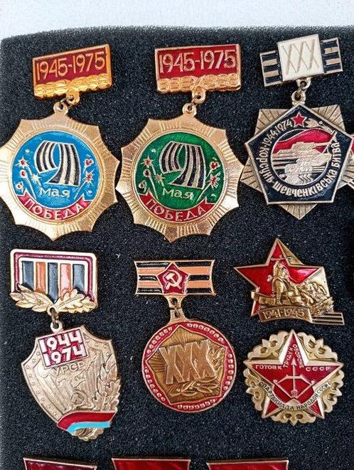 Écussons Victorious and laborious badges of the USSR - URSS, Antiek en Kunst, Antiek | Speelgoed