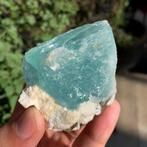 Uitzonderlijk groot watergeëtst Aquamairne kristal met mica., Verzamelen, Mineralen en Fossielen