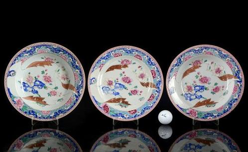 Een set van drie Chinese famille rose en vergulde borden -, Antiek en Kunst, Antiek | Overige Antiek
