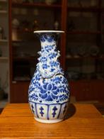 Blauwe en witte vaas met reliëf van twee draken die een, Antiek en Kunst