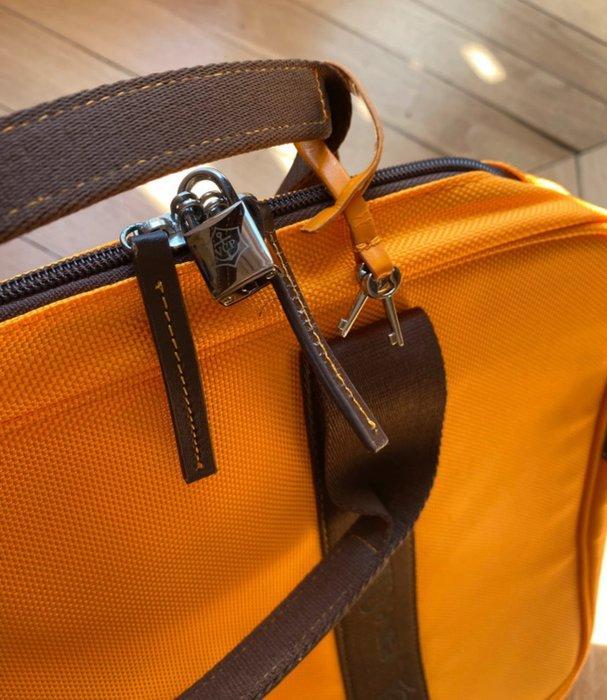 Veuve Cliquot - Exclusive Veuve Clicquot Travel Case -, Antiquités & Art, Antiquités | Ustensiles de cuisine