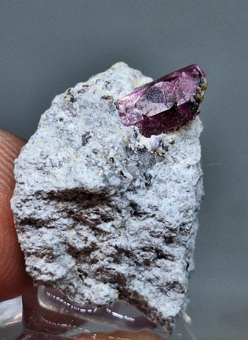 Bixbiet Kristal op matrix - Hoogte: 25 mm - Breedte: 20 mm-, Collections, Minéraux & Fossiles