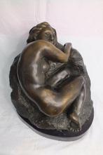 sculptuur, Vrouw liggend op rots - 9,2 kg - 32 cm - Brons -, Antiek en Kunst