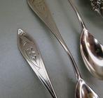 Lot zilver: suikertang, suikerlepels, asbakje en theelepels, Antiek en Kunst