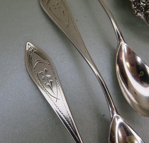 Lot zilver: suikertang, suikerlepels, asbakje en theelepels, Antiek en Kunst, Antiek | Zilver en Goud