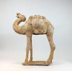 Een enorme geschilderde keramische figuur van een kameel,, Antiek en Kunst