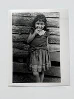 Alberto Korda (1928–2001) - Niña sonriente en una granja de